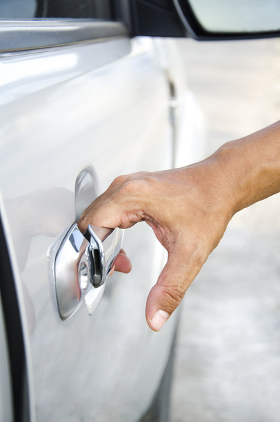 Closeup άνθρωπος χέρι ανοίγει μια πόρτα αυτοκινήτου - Φωτογραφία, εικόνα