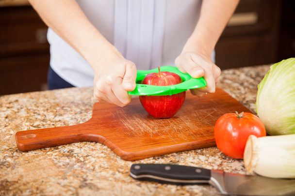 mujer usando una cortadora de manzanas
 - Foto, Imagen