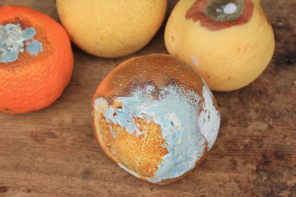 poire pourrie et fruits orange sur bois vintage
 - Photo, image
