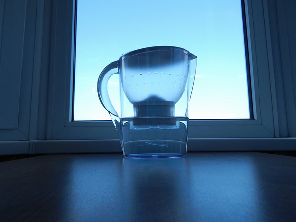 Κανάτα φίλτρου νερού με καθαρό νερό στην κουζίνα - Φωτογραφία, εικόνα