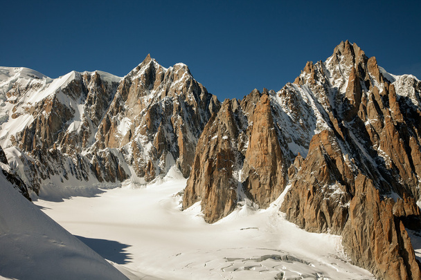 Inverno italiano. Montanha picos e geleiras perto de Mont Blanc, Courmayeur, província de Val d 'Aosta, Itália
 - Foto, Imagem