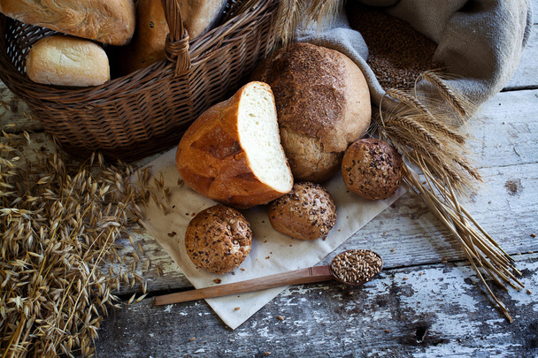 pan fresco y trigo en la mesa de madera - Foto, imagen