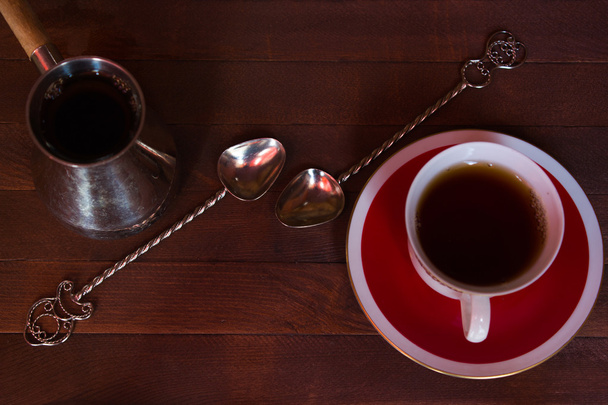 cezve, чашка, ложка на темном деревянном фоне
 - Фото, изображение