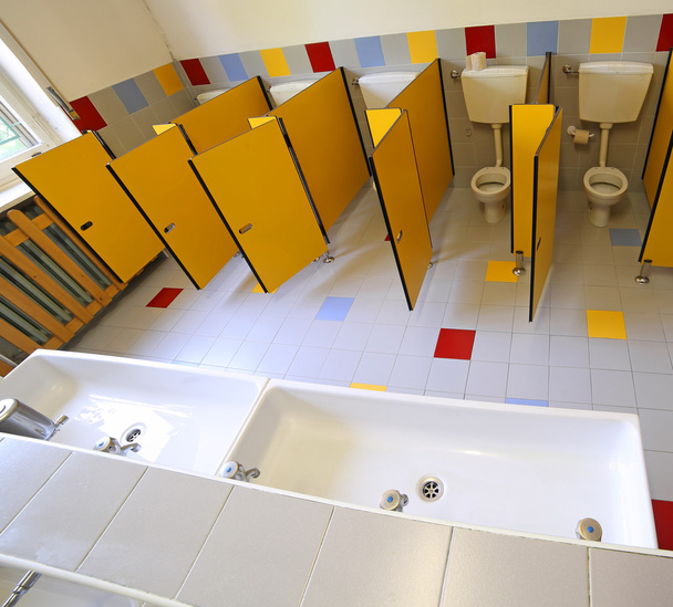 Toiletten und Waschbecken im Bad des Kindergartens - Foto, Bild