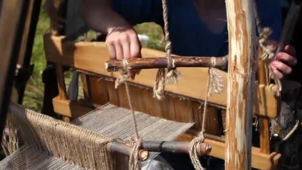 Εγχειρίδιο ύφανση αργαλειό μηχανή στους αρχαίους χρόνους, κοντινό πλάνο διαδικασία - Πλάνα, βίντεο