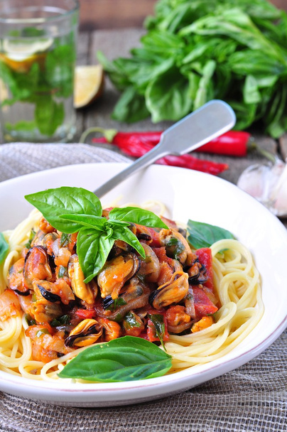 pasta with mussels, pepperoni, bacon, tomato and basil - Fotografie, Obrázek