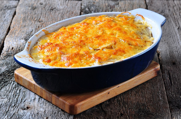 チキン、玉ねぎ、チーズをポテトのキャセロール - 写真・画像