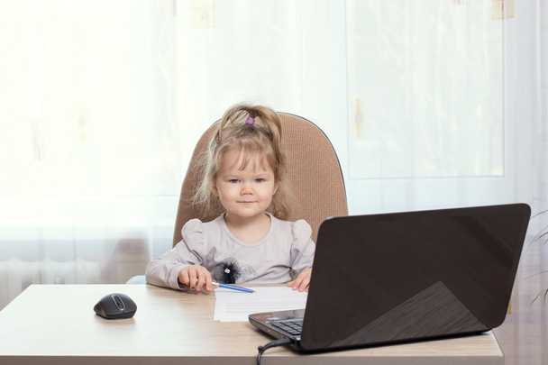 маленькая девочка офис стол
 - Фото, изображение