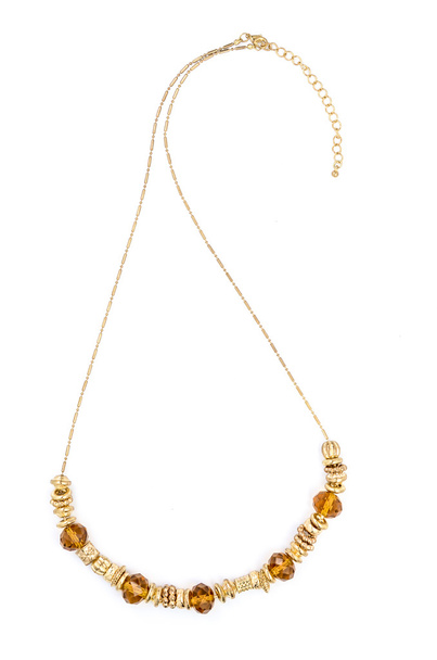 collier avec perles ambre sur fond blanc
 - Photo, image