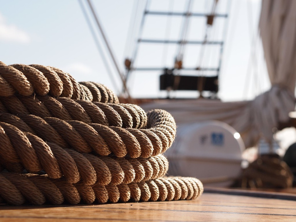 Мотузка на вітрильному кораблі
 - Фото, зображення