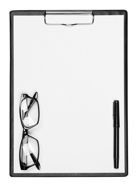 Portapapeles en blanco con lápiz y anteojos
 - Foto, imagen
