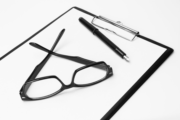 Tyhjä leikepöytä kynällä ja silmälaseilla
 - Valokuva, kuva