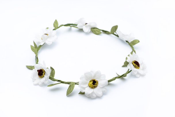 Corona con flores aisladas en blanco
 - Foto, Imagen