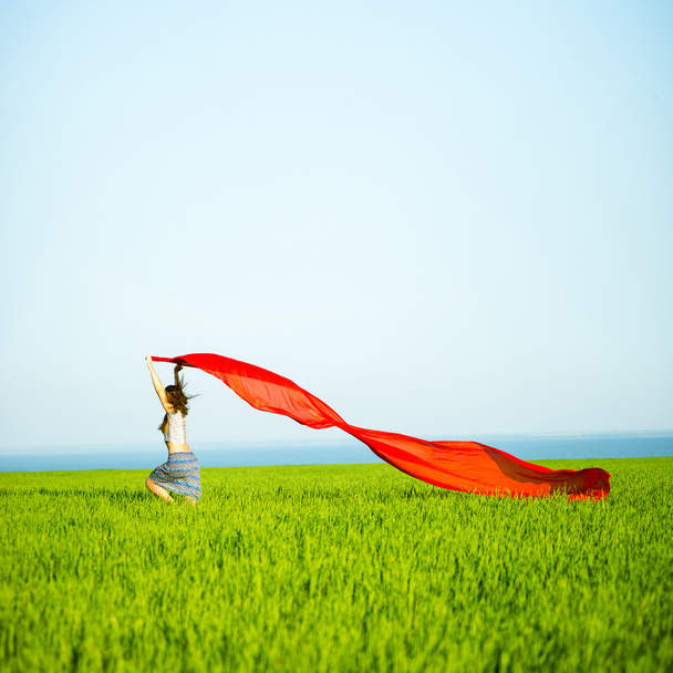Молодая счастливая женщина на пшеничном поле с тканью. Летний образ жизни
 - Фото, изображение