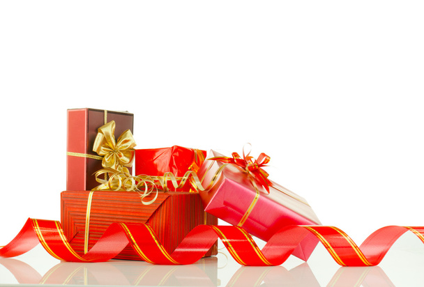 Різдвяні подарунки в червоних коробках на білому тлі
 - Фото, зображення