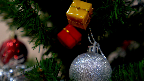 Noel süsler ve dekorasyon Noel ağacı üzerinde. - Video, Çekim