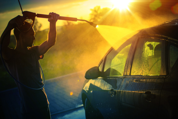 Auto wassen bij zonsondergang - Foto, afbeelding