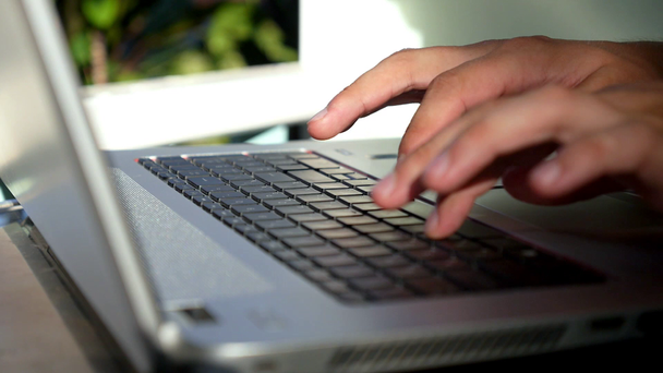 Крупним планом ділова рука друку на клавіатурі ноутбука
 - Кадри, відео