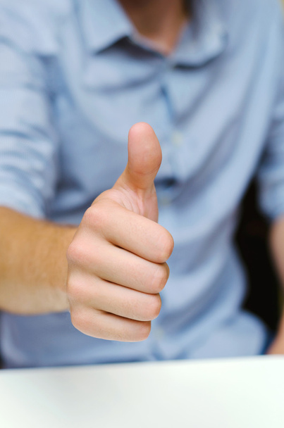 man in office showing thumbs up - Foto, Imagem