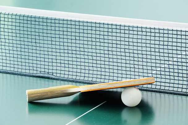 Ping-pong rackets and a ball - Фото, зображення