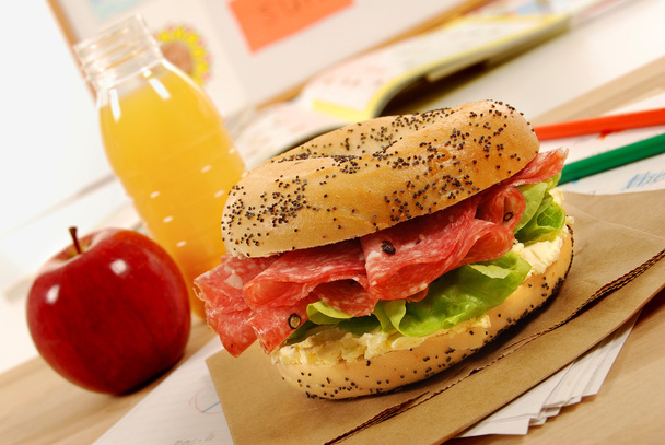 Iskolai ebéd sorozat: szalámi bagel szendvics - Fotó, kép