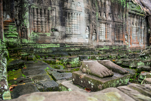 Angkor Wat romjaitól - Fotó, kép