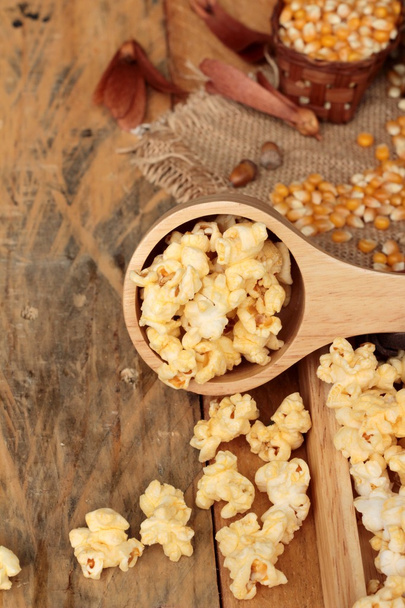 Popcorn and yellow dry corn grain with fresh corn. - Foto, Imagem