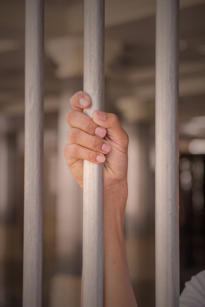Руки человека пытаются выбраться из тюрьмы
 - Фото, изображение
