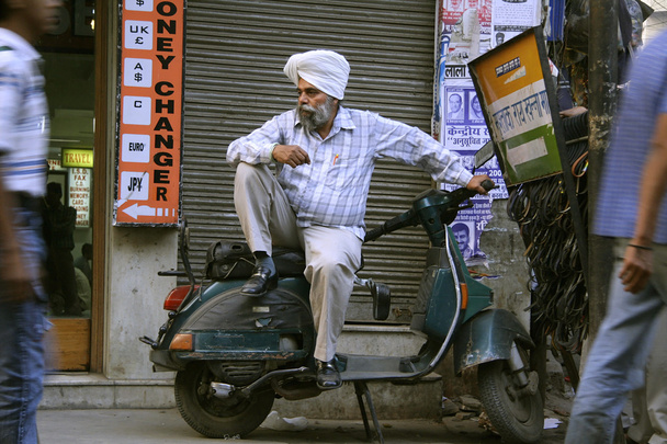 Sikh man in deep thought, delhi, india - Фото, зображення