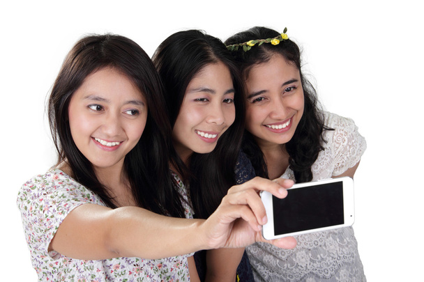 Fröhliche Mädchen machen Selfie - Foto, Bild