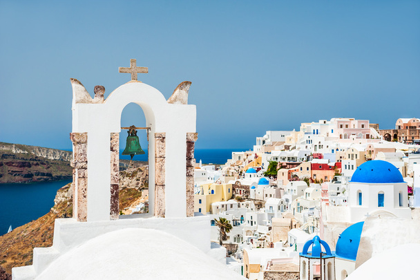Iglesia blanca en la ciudad de Oia en la isla de Santorini, Grecia
 - Foto, Imagen