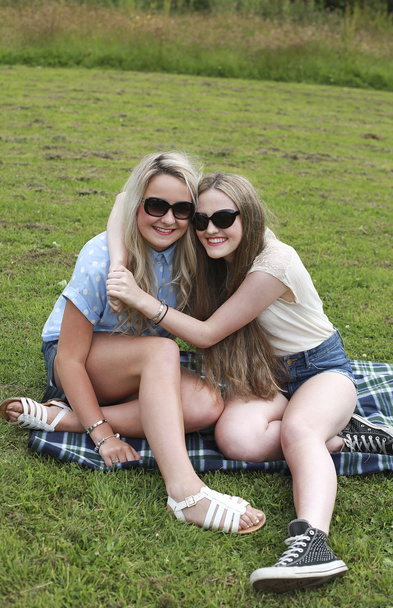 két tizenéves lány - Fotó, kép