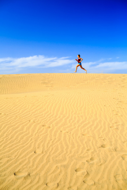 Fiatal nő fut a homokos sivatagi dűnék - Fotó, kép