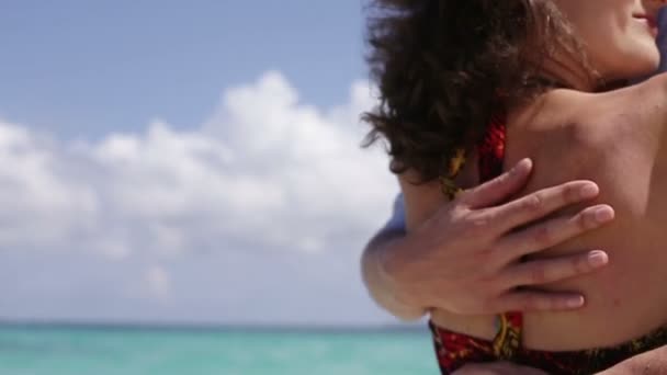 Pareja feliz en una playa tropical
 - Metraje, vídeo