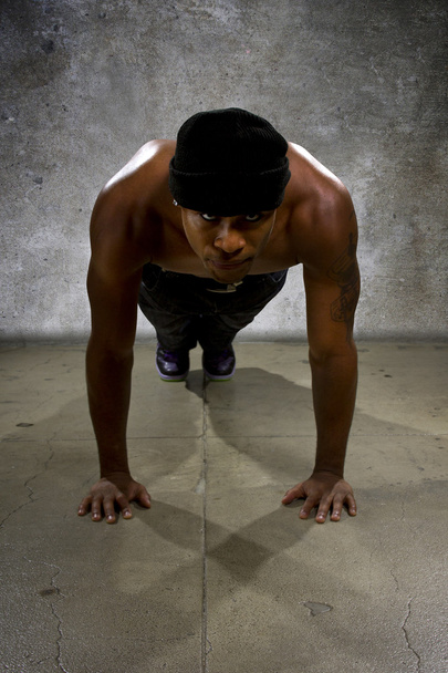 male doing push ups on a concrete - Foto, afbeelding