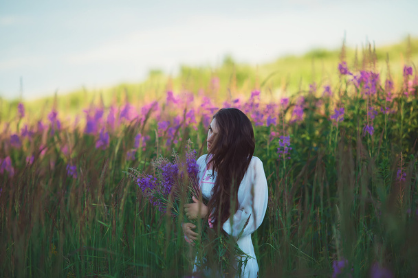 çok güzel görünüyor görüntülemek, güzel uzun saçlı lavend alanında - Fotoğraf, Görsel