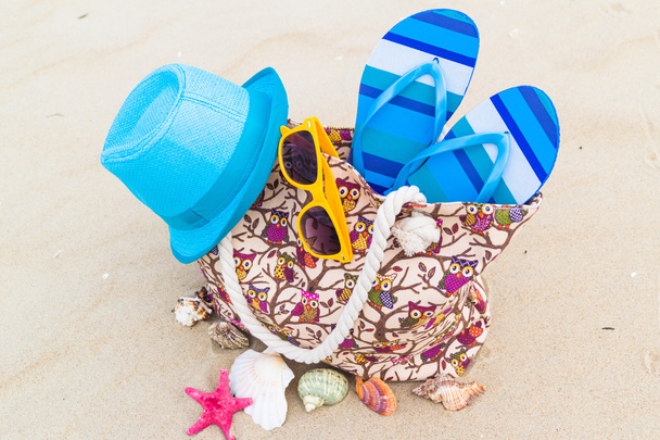 Accessoire zak volledige zonnebaders strand achtergrond - Foto, afbeelding