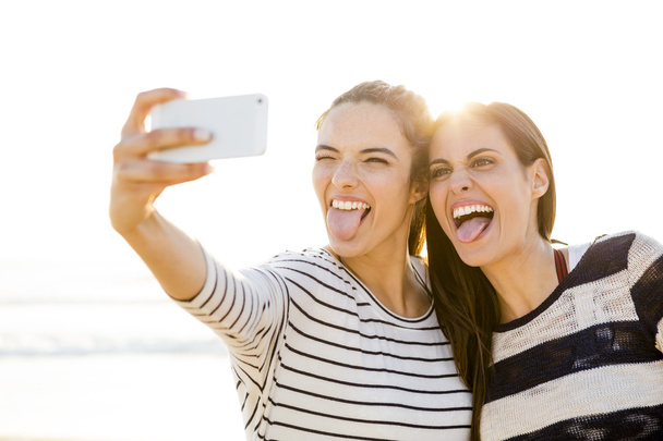 Best friends taking a selfie - Foto, imagen