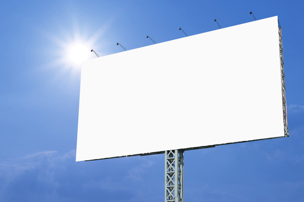 cartelera en blanco para la publicidad en el fondo del cielo
 - Foto, Imagen
