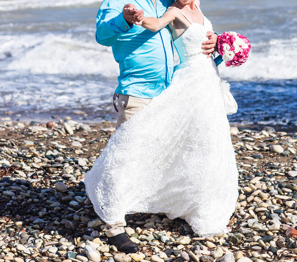bruid en bruidegom door de zee - Foto, afbeelding