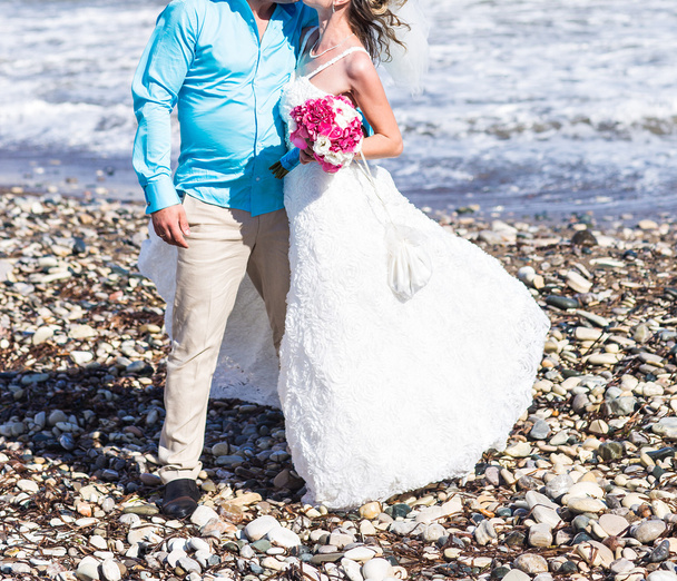 Наречений і наречений біля моря
 - Фото, зображення