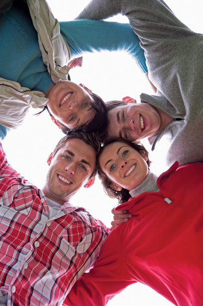 Cuatro amigos posan para la cámara al aire libre
 - Foto, Imagen