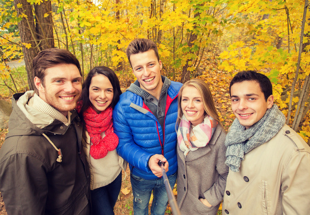 uśmiechnięty znajomych przy selfie w parku jesień - Zdjęcie, obraz