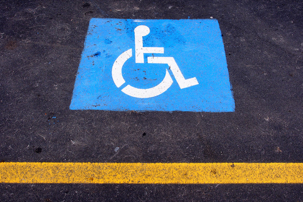 Vammaisten pysäköinti ja liikennemerkki
 - Valokuva, kuva