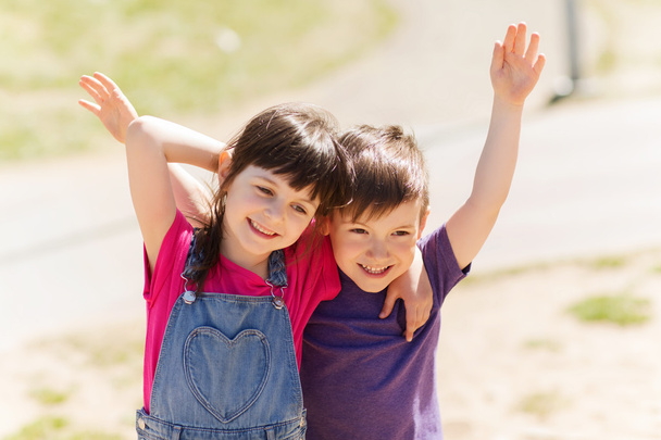 duas crianças felizes abraçando ao ar livre
 - Foto, Imagem