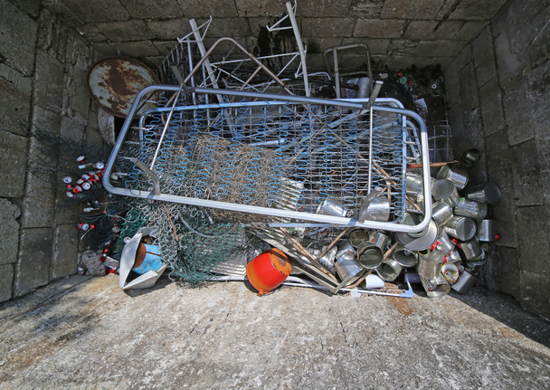 anciens filets dans une décharge spéciale de déchets avec des morceaux de fer rouillés
 - Photo, image