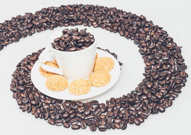 Taza de café y galletas en un remolino de café
 - Foto, imagen