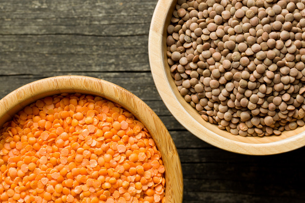 peeled and unpeeled red lentils - 写真・画像