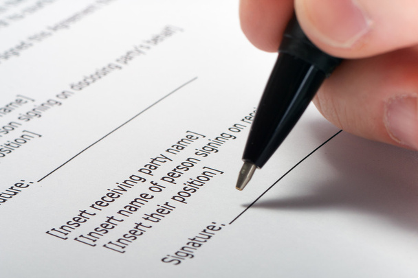 Üzletember kézzel papírok aláírása. Ügyvéd, ingatlanügynök, üzletember - Fotó, kép
