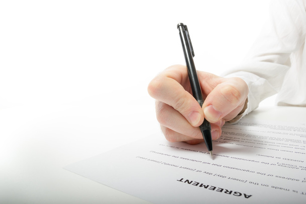 Handsignierpapiere von Geschäftsleuten. Anwalt, Makler, Geschäftsmann unterschreiben Dokumente auf weißem Hintergrund. Kopierraum für Text. - Foto, Bild